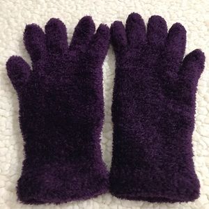 Girls Purple Gloves / Mittens 
92% Nylon 6% Polyester 2% Spandex
Fit Ages 6 - 12